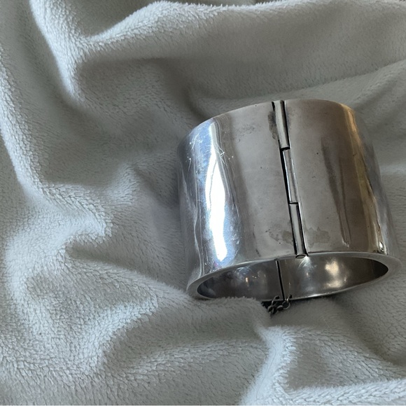 Elegant Silver Cuff Bracelet - Picture 3 of 9